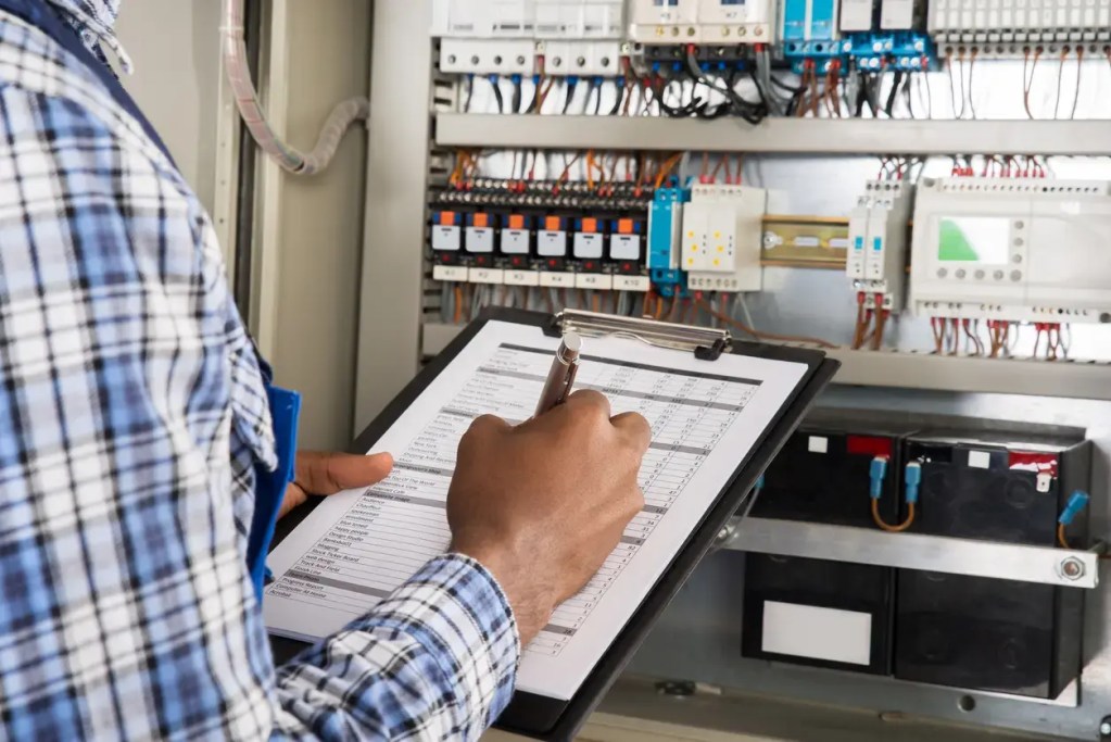 OG-ELEC réalisant un audit de levée de réserves électriques